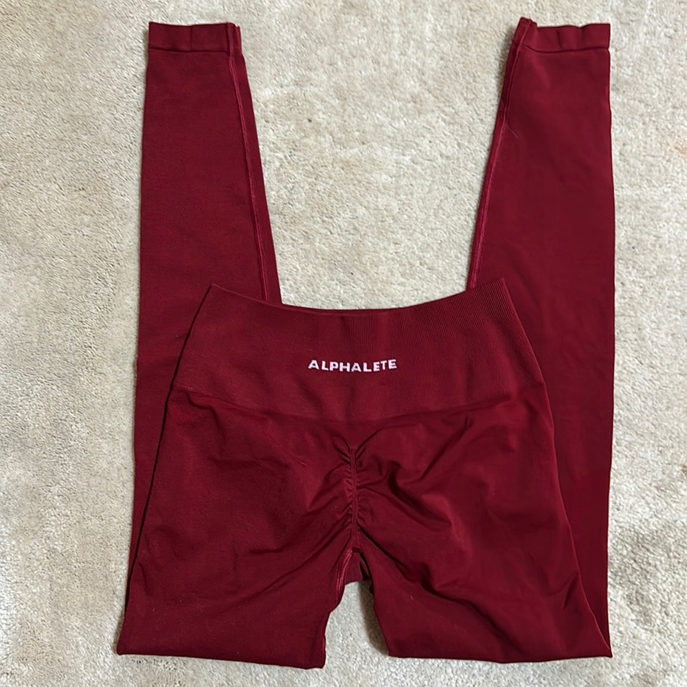 ALPHALETE Amplify Leggings in Scarlet